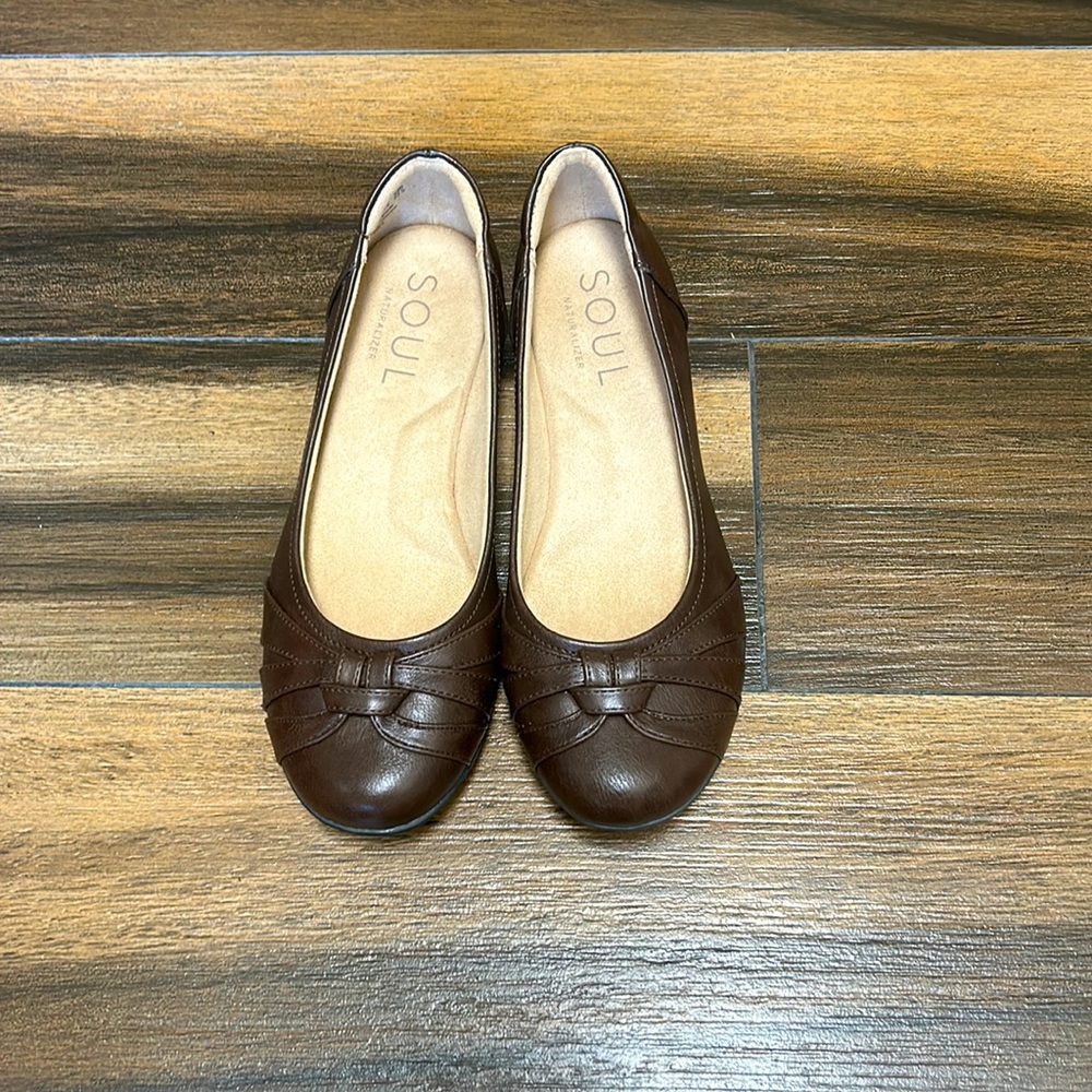 Women’s flats size 6.5. Perfect and comfortable for work.